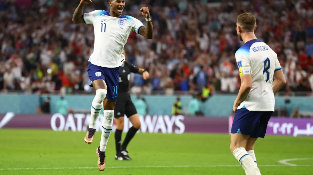 Angličan Marcus Rashford se raduje z gólu