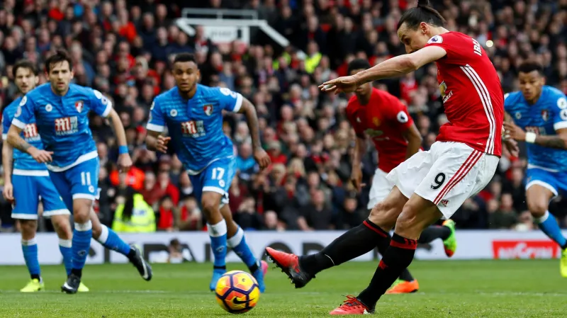 Zlatan Ibrahimovic střílí ze značky pokutového kopu