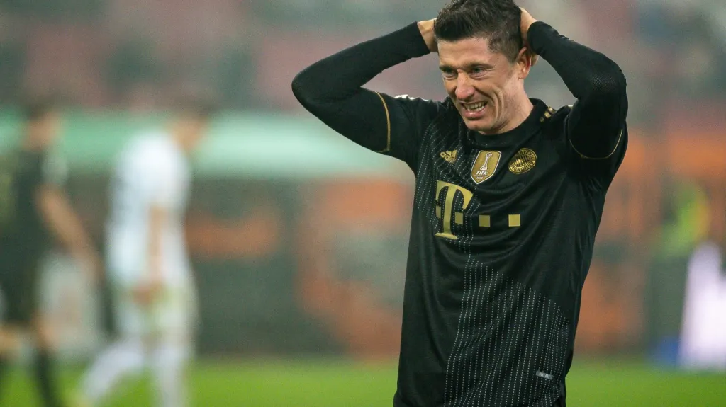 Robert Lewandowski z Bayernu si zoufá v utkání v Augsburgu
