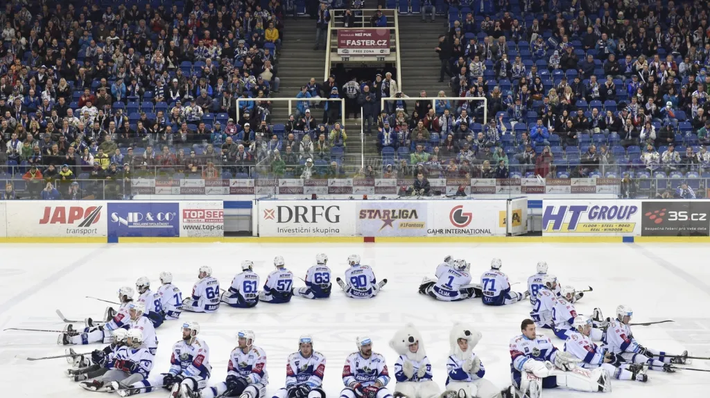 Hokejisté Komety Brno při děkovačce
