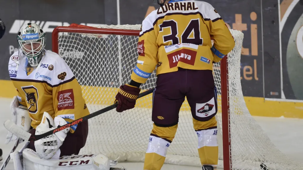 Hokejisté Jihlavy inkasují branku