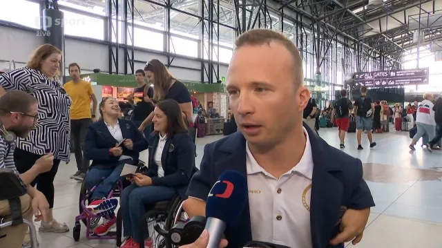 Do Paříže odletěla sedmička paraplavců, mezi nimi i Petráček