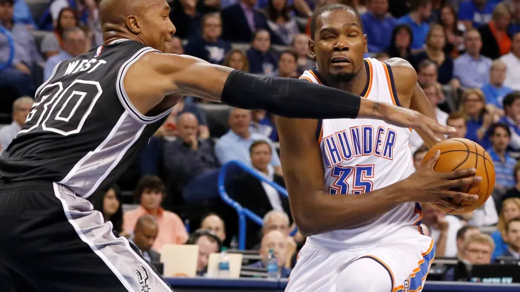Kevin Durant z Oklahomy (vpravo) v utkání proti San Antoniu
