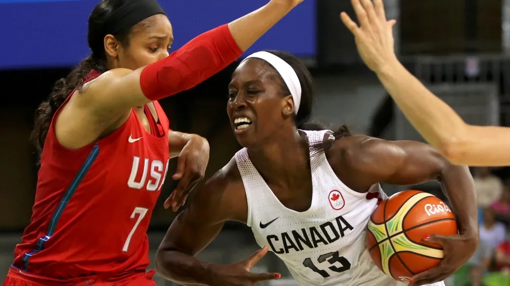 Americké basketbalistky v boji proti Kanadě