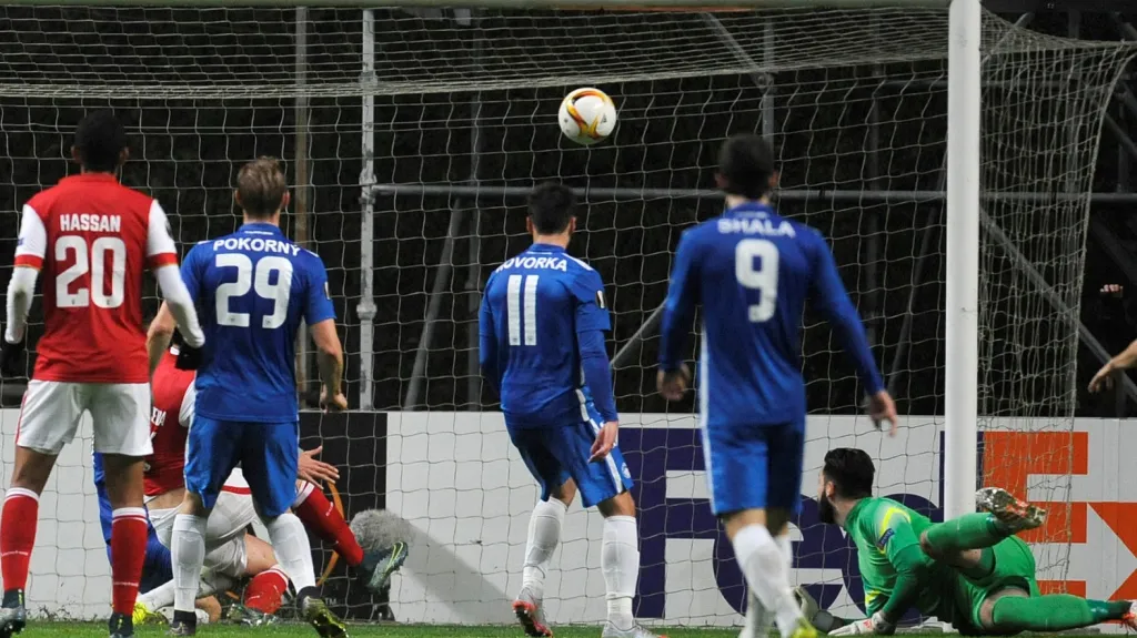 Lukáš Pokorný (druhý zleva) sleduje se spoluhráči z Liberce gól Bragy