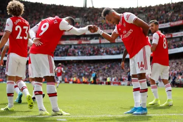 Pierre-Emerick Aubameyang (vpravo) slaví gól se spoluhráčem z Arsenalu Alexandrem Lacazettem