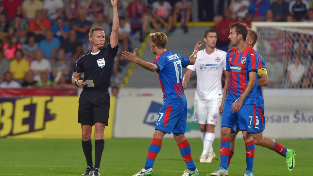 Plzeňský Patrik Hrošovský nesouhlasí s rozhodčím během duelu s FCSB