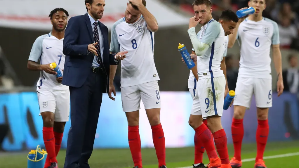 Trenér Gareth Southgate udílí pokyny Jordanu Hendersonovi