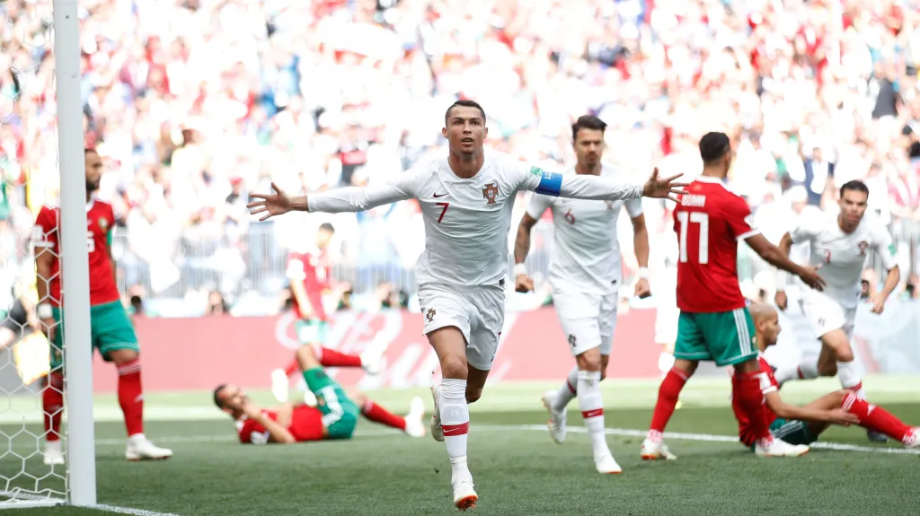 Portugalec Cristiano Ronaldo slaví gól v síti Maroka