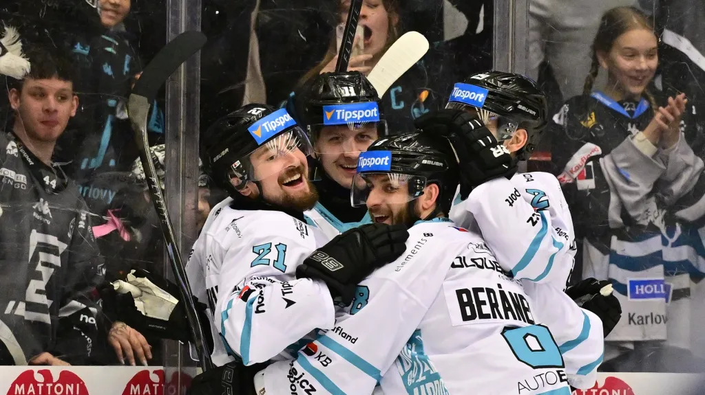 Hokejisté Karlových Varů s uzdraveným Ondřejem Beránkem slaví gól