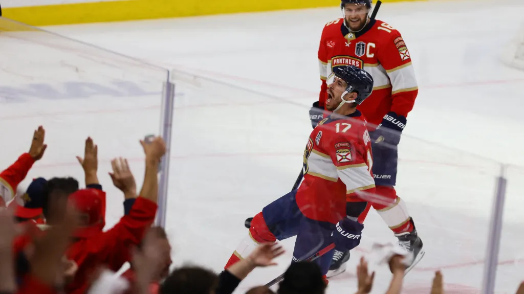 Evan Rodrigues slaví gól ve finále Stanley Cupu