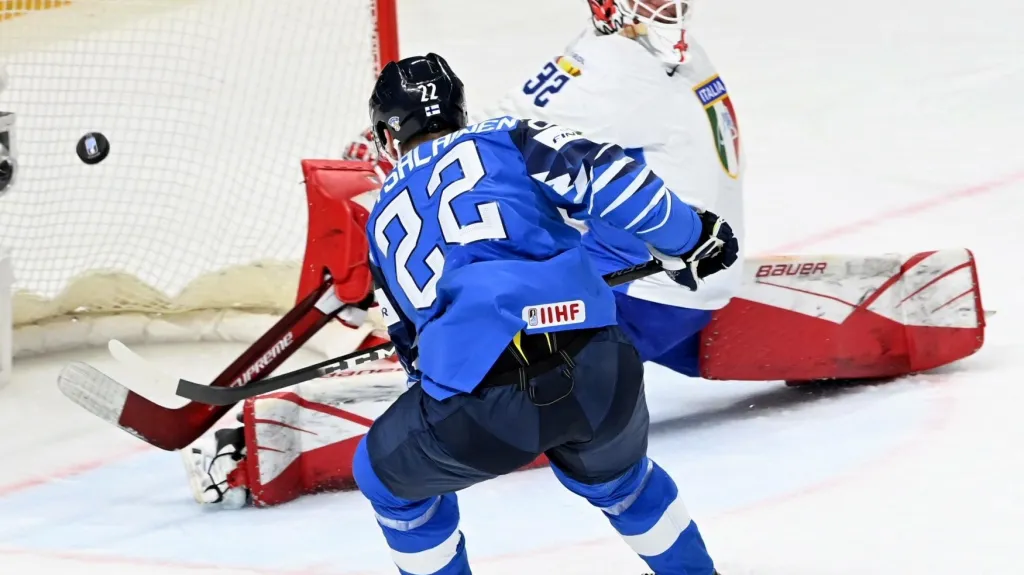 Fin Arttu Ruotsalainen střílí gól do sítě Itálie