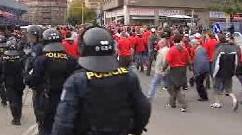 Fanoušci pražské Slavie v doprovodu policistů