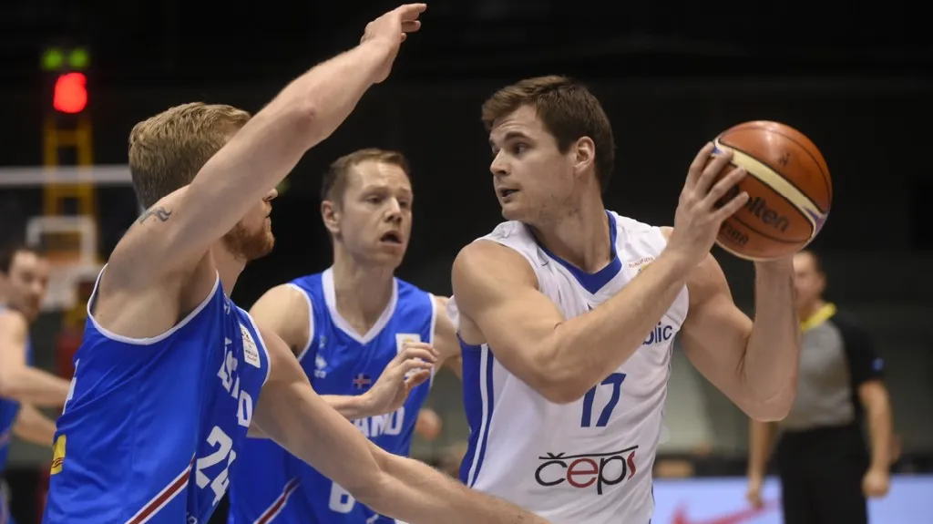 Basketbalisté začali boj o MS výhrou nad Islandem