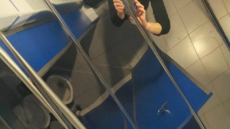 Toalety v hokejové aréně mají na stropě zrcadla