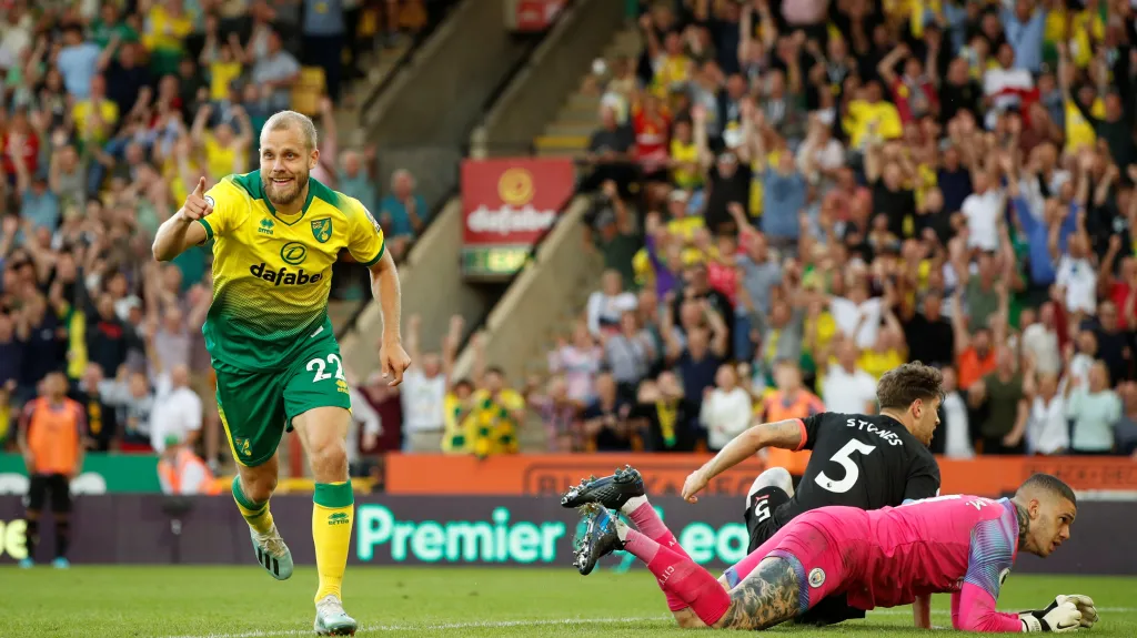Teemu Pukki z Norwiche slaví jeden z gólů, který položil Manchester City