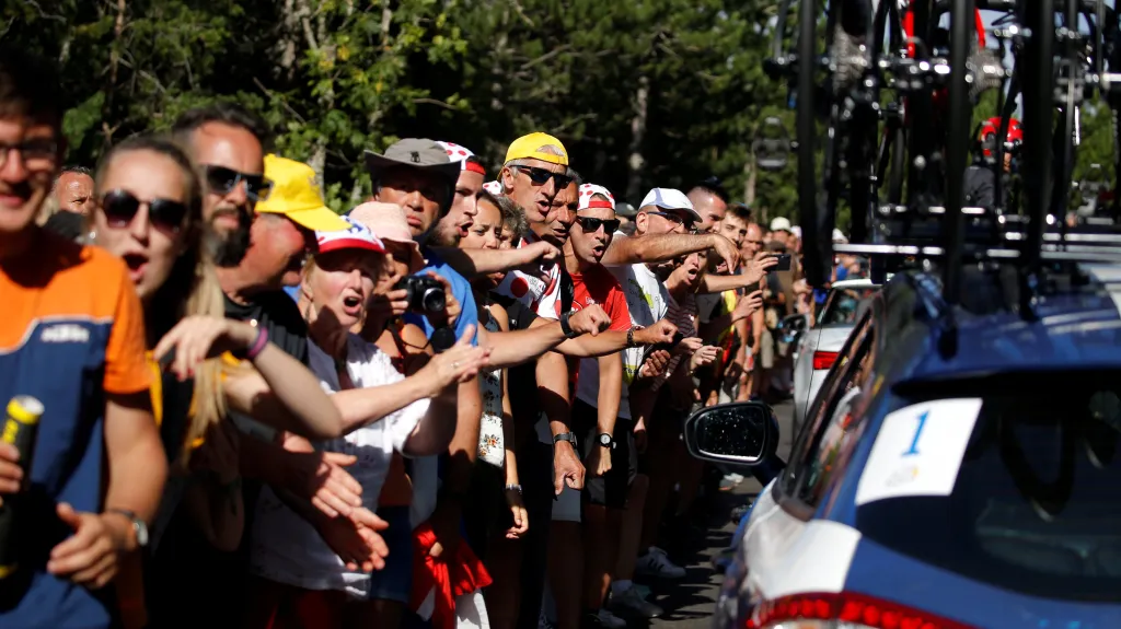 Fanoušci křičí na Team Sky