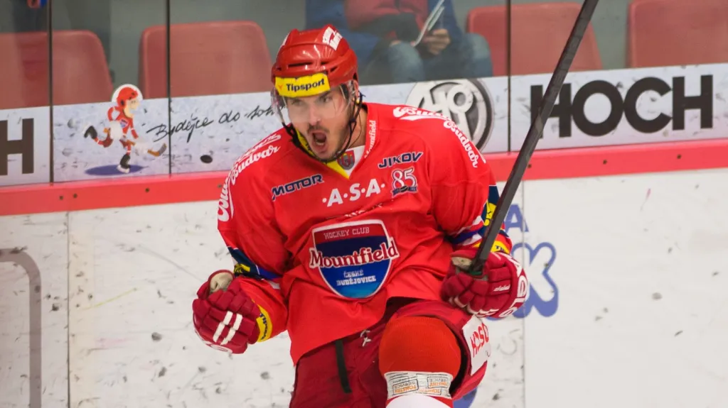 Aleš Kotalík se raduje z páté branky Českých Budějovic