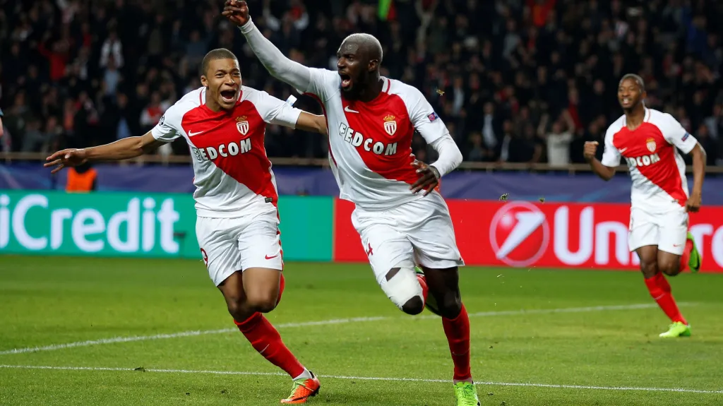 Tiemoue Bakayoko z Monaka (uprostřed) se raduje z gólu