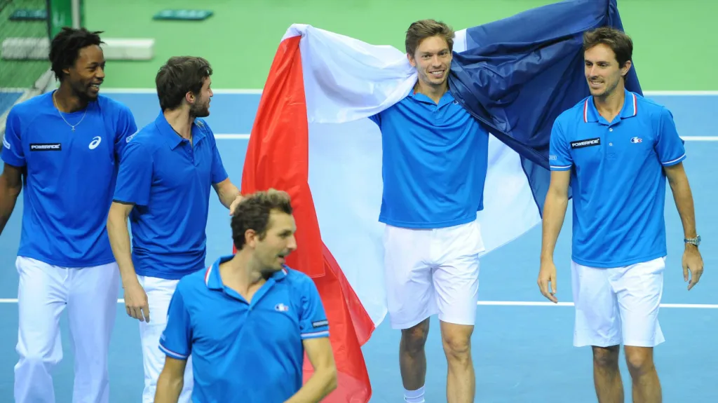 Francouzští tenisté slaví postup v Davis cupu