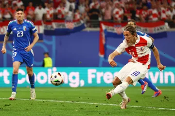 Luka Modrič dává gól do branky Italů