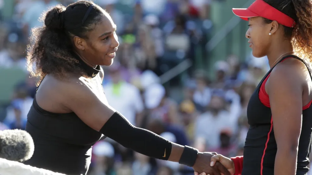 Serena Williamsová gratuluje vítězné Naomi Ósakaové