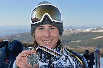 Ester Ledecká se sbříbrnou medailí z mistrovství světa za paralelní slalom