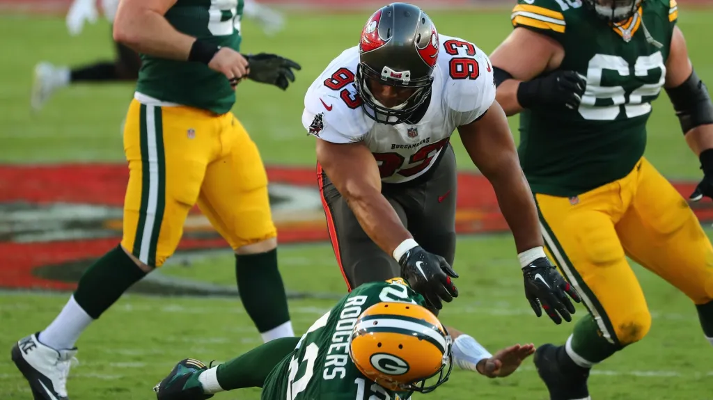 Ndamukong Suh posílá k zemi Aarona Rodgerse