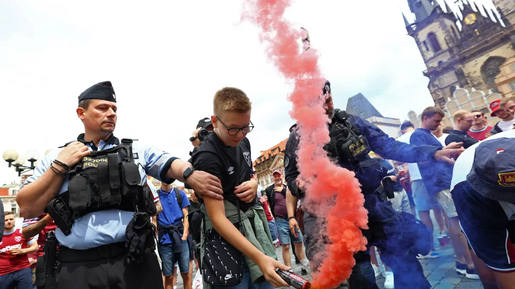 Fotbaloví fanoušci v Praze před finále EKL