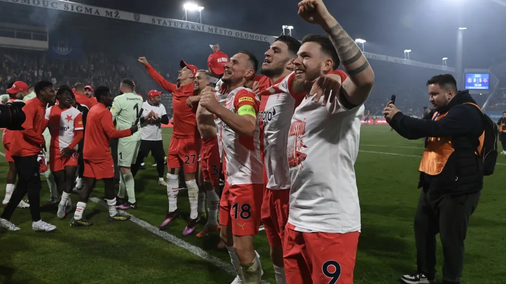 Jan Bořil slaví se spoluhráči ze Slavie titul
