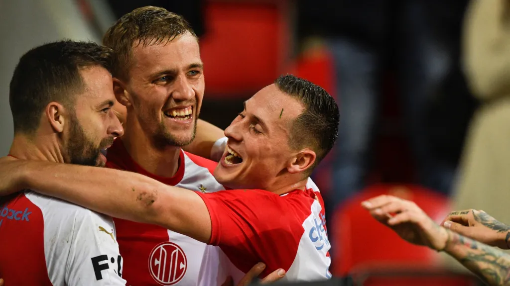 Slavící Tomáš Souček v objetí se spoluhráči ze Slavie