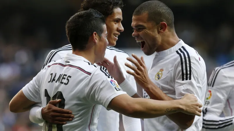 Fotbalisté Realu oslavují gól v síti Espaňolu Barcelona