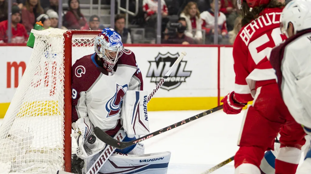 Brankář Pavel Francouz z Colorada zasahuje v utkání v Detroitu