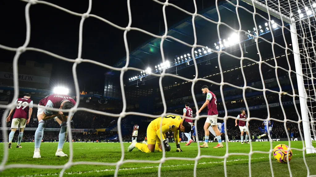 Vítězný gól Chelsea v síti West Hamu zařídil vlastňákem Aaron Wan-Bissaka