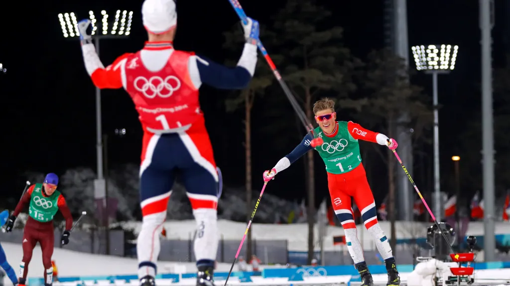 Nor Martin Johnsrud Sundby (vlevo) slaví vítězství s Johannesem Hösflotem Klaebem