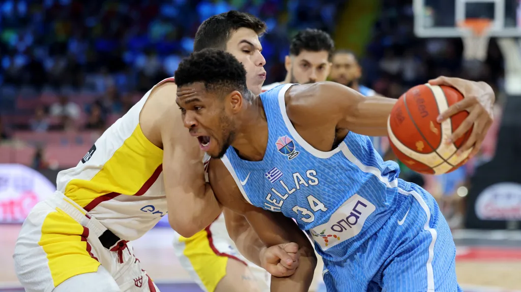 Giannis Antetokounmpo v utkání se Španělskem