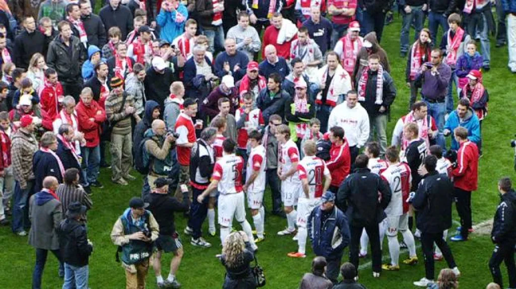 Hráči Slavie mezi nespokojenými fanoušky