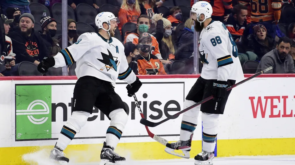 Tomáš Hertl (vlevo) se raduje s Brentem Burnsem