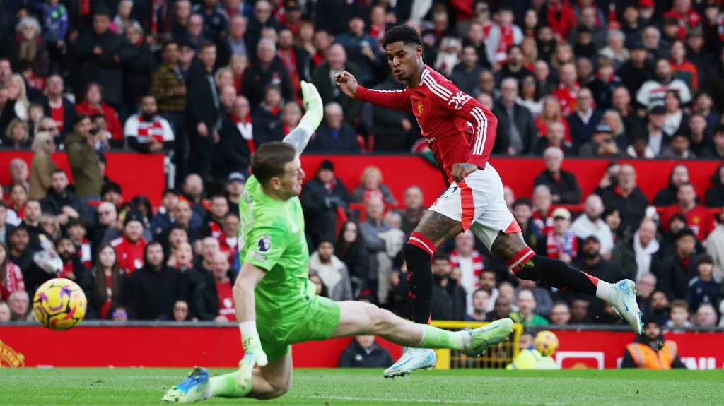 Rashford z Manchesteru United dává gól Evertonu