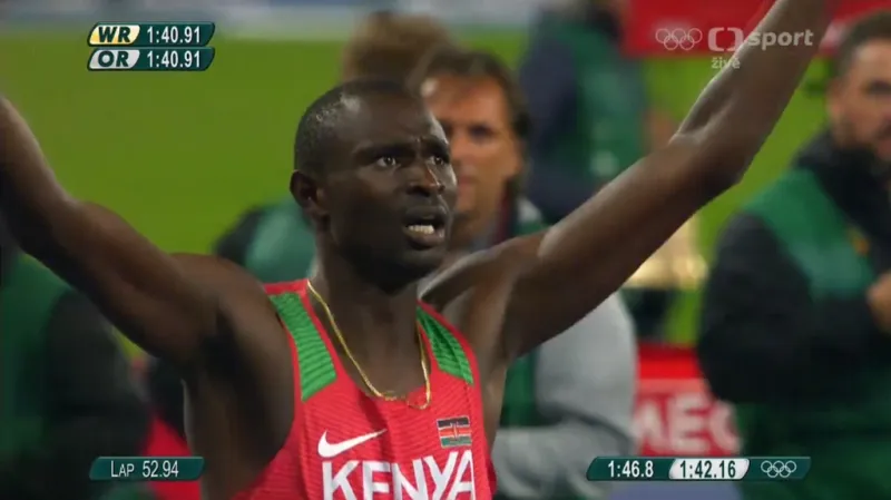 Triumf Davida Rudishy ve finále běhu na 800 m