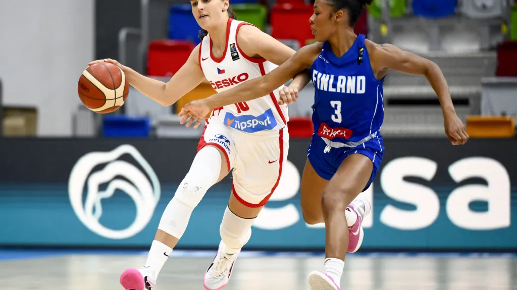 Eliška Hamzová (vlevo)