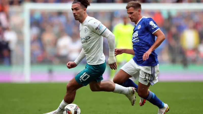 Jack Grealish z Manchesteru City (vlevo) v utkání s Leicesterem