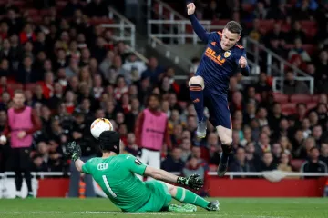 Brankář Petr Čech likviduje v utkání semifinále EL šanci Kevina Gameira z Valencie