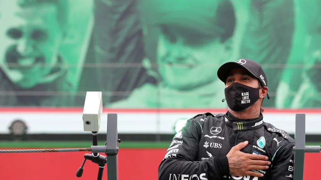 Lewis Hamilton oslavuje své 92. vítězství v F1