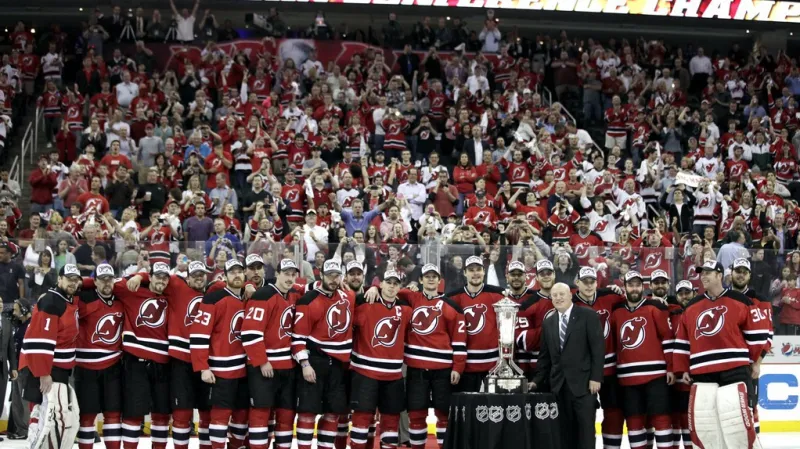Tým New Jersey Devils s pohárem pro vítěze východní konference