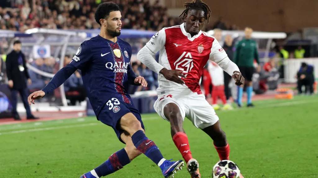 Záložník Paris St. Germain Warren Zaïre-Emery v souboji s Mamadouem Coulibalym z AS Monaco.