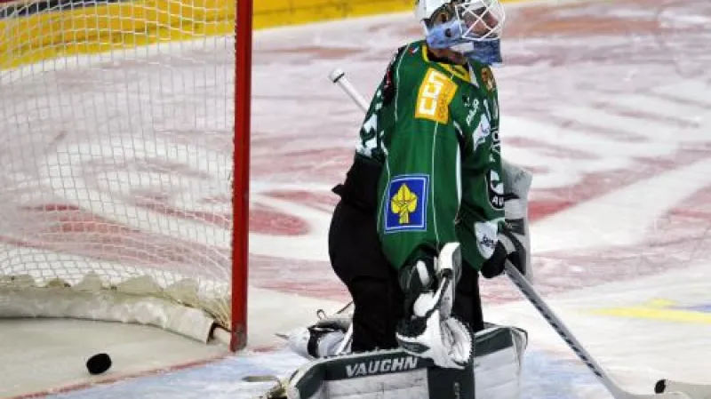 Brankář Mladé Boleslavi Marek Schwarz inkasuje gól