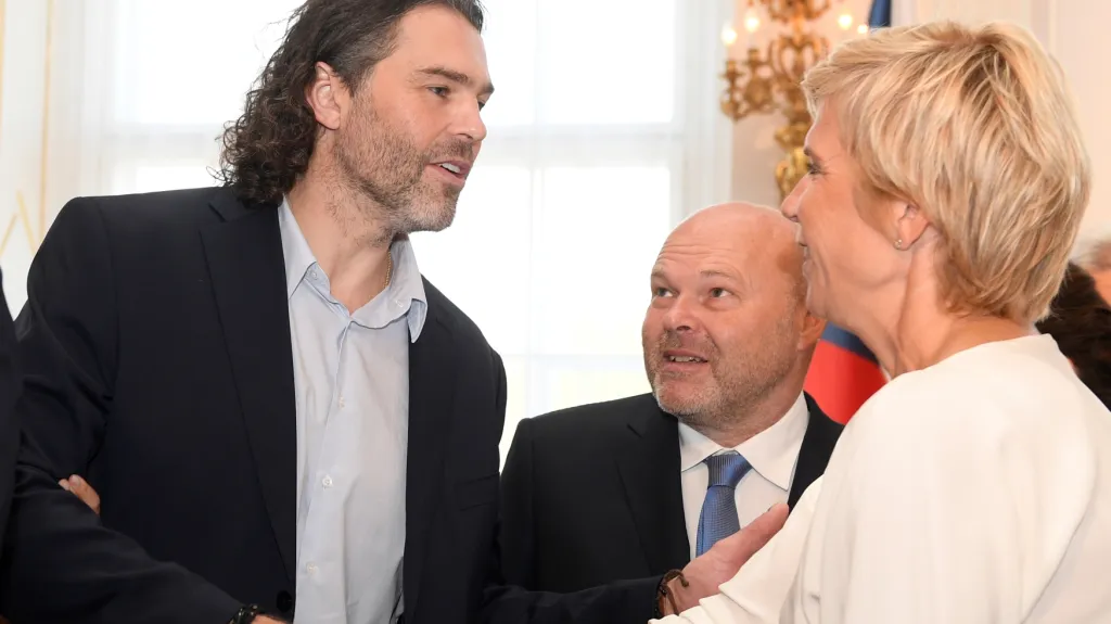 Jaromír Jágr (vlevo) s Kateřinou Neumannovou a Pavlem Kolářem