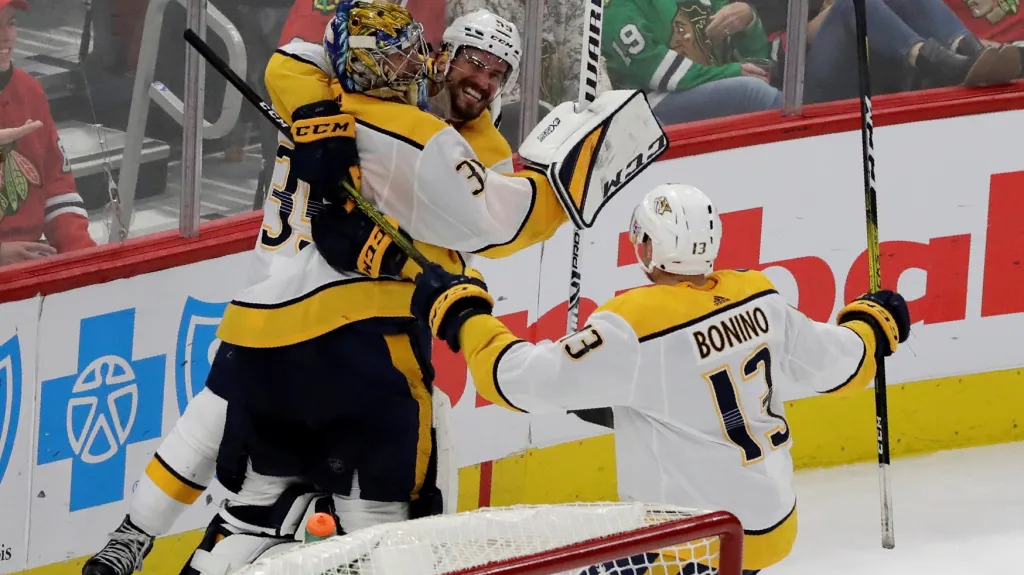 Brankář Pekka Rinne se raduje se spoluhráči z Nashvillu z gólu