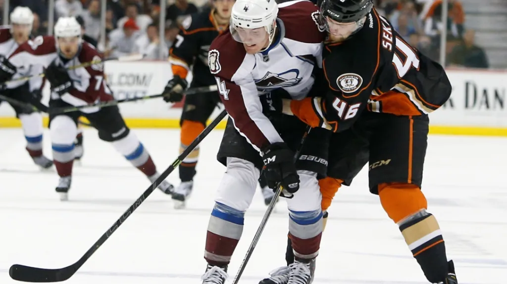 Jiří Sekáč (vpravo) v utkání proti Coloradu